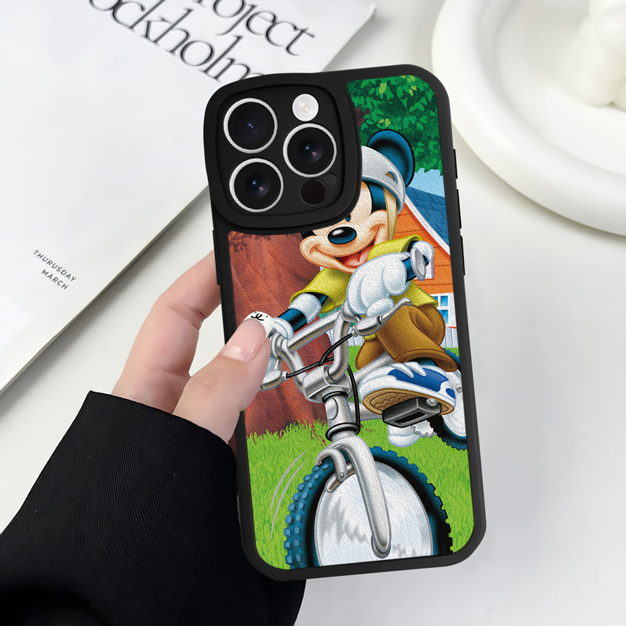 （画像用） ミッキーマウス Mickey Mouse 【iPhone 16シリーズ対応】シリコンスマホケース（レザー調） 材質：シリコン